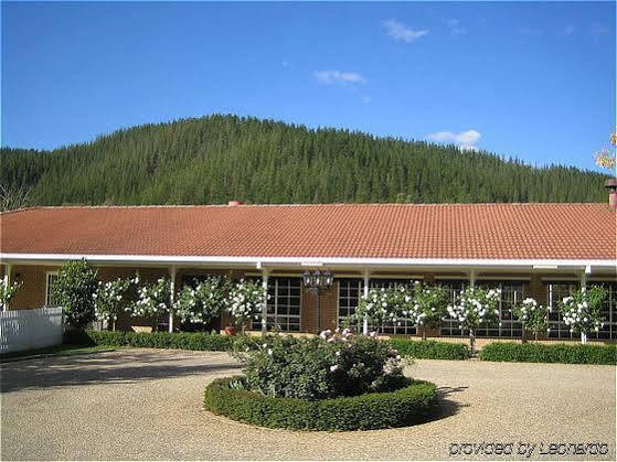 Sundowner Ovens Valley Motor Inn Bright Exterior photo