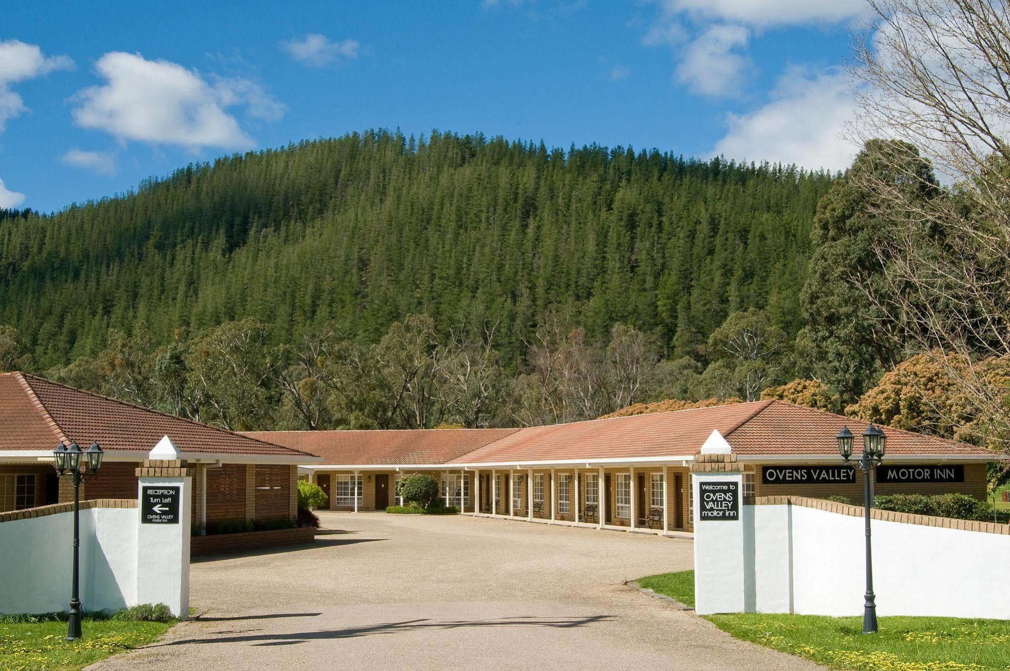 Sundowner Ovens Valley Motor Inn Bright Exterior photo